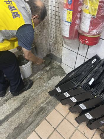 松江市場防治鼠類精進作業(封鼠洞)