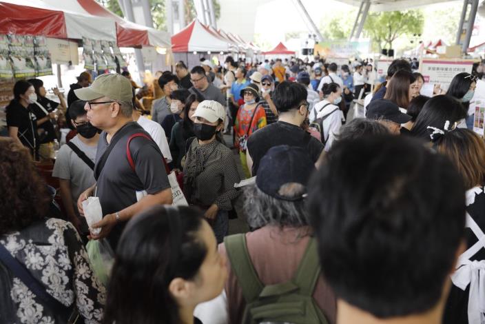5月16日臺北圓山花博長廊現場活動人潮2