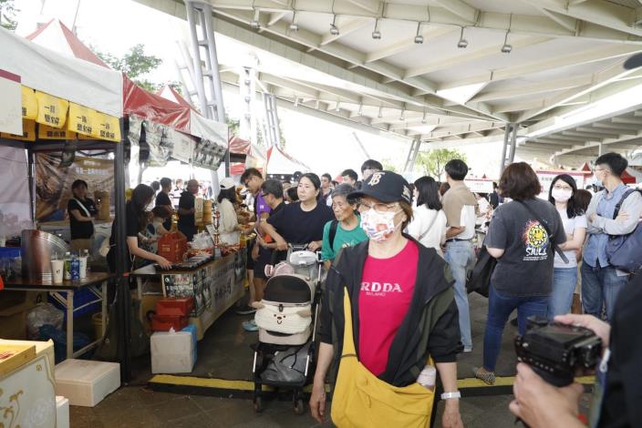 5月16日臺北圓山花博長廊現場活動人潮1