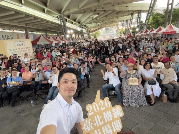 臺北市長蔣萬安與貴賓們自拍合影