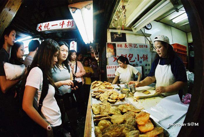 大餅包小餅是士林夜市知名小吃之一
