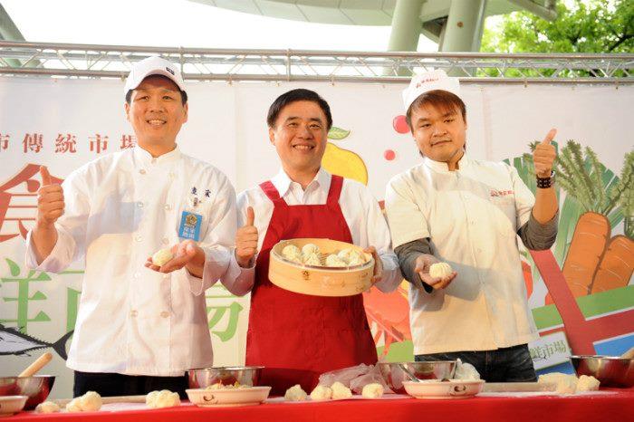 郝市長與天下第一攤得獎攤商示範「好運包子」