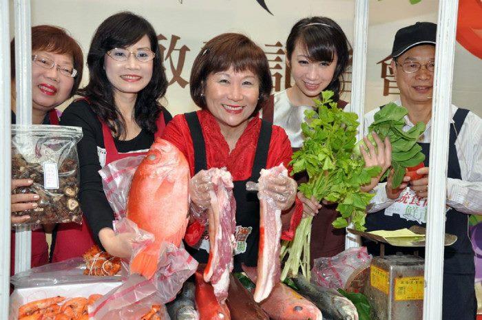 記者會議員、自治會會長們變裝攤商演出復古情境