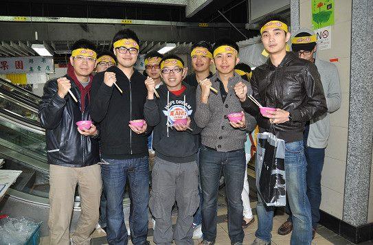 水源市場考生品嘗狀元麵祝福金榜題名