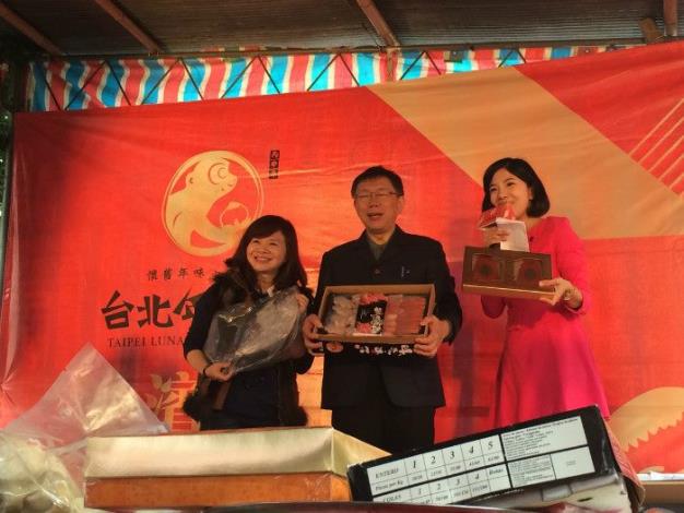 柯市長出席年貨大街促銷活動