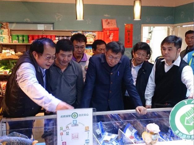柯市長巡視台北魚市.JPG