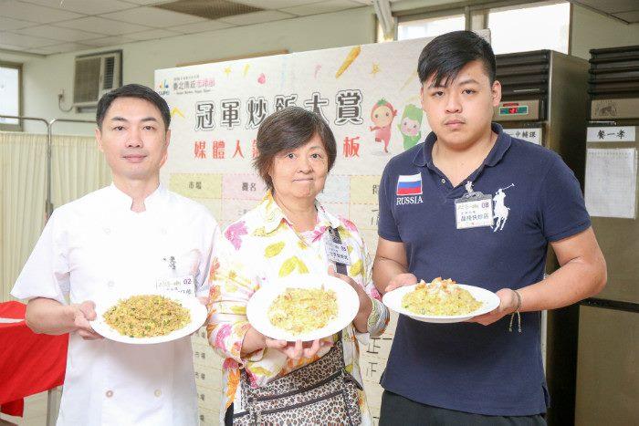 冠軍炒飯大賞獲獎攤商與其炒飯合影