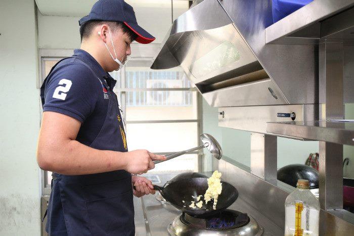 105年天下第一攤特選主題為炒飯，透過攤商料理炒飯嫻熟的翻炒、甩鍋畫面，展現傳統市場攤商的專業職人形象