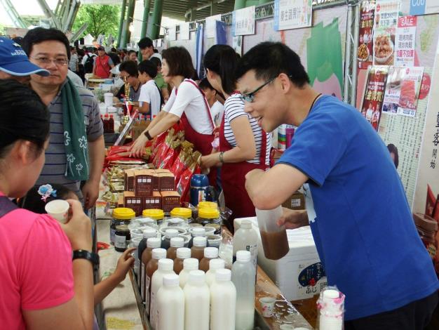 現場近百攤商共同呈現出臺北市傳統市場特色，讓民眾感受濃濃的人情味