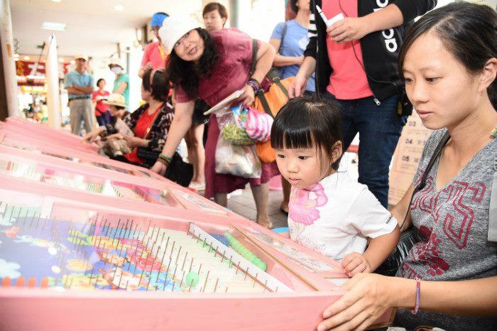 民眾體驗打彈珠樂趣