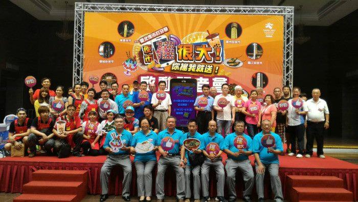 產發局主任秘書高振源與全體業者合影