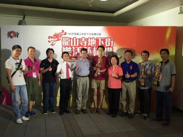 與前三名選手合影