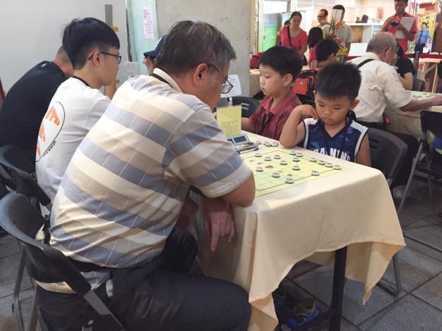 小棋手面對棋局認真思考的模樣