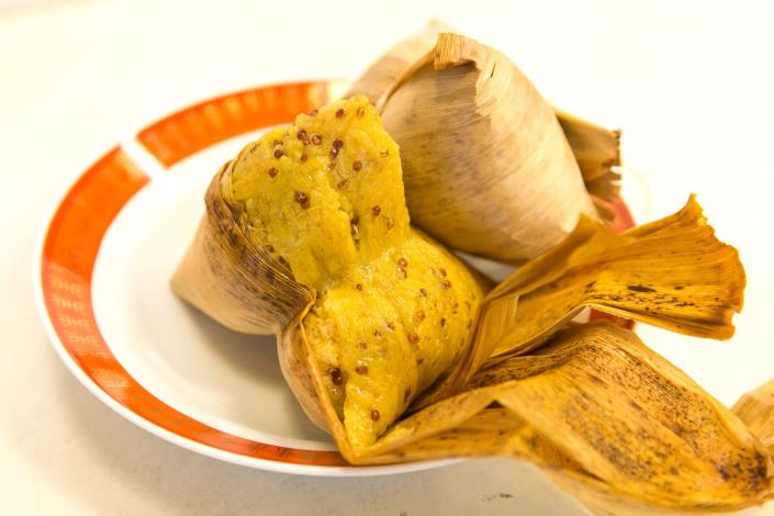 老林記的櫻花薑黃猴頭菇粽，色澤相當漂亮，雖然是素粽，但滋味一點都不輸葷粽