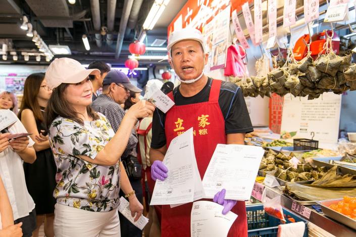 為了讓消費者吃得安心，立家朱石成老闆主動出示檢驗報告