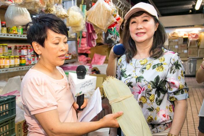 美食達人林秋香、郭玉芳老師傳授挑粽葉的秘訣，重點在是否有彈性、香氣足不足夠，以及色澤不帶黯黑，才是好的粽葉