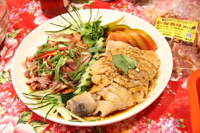 珍育魯味放山雞獨家首賣創意料理雞同鴨講(賞)，是為了活動特製的商品，原價近500元，這.JPG