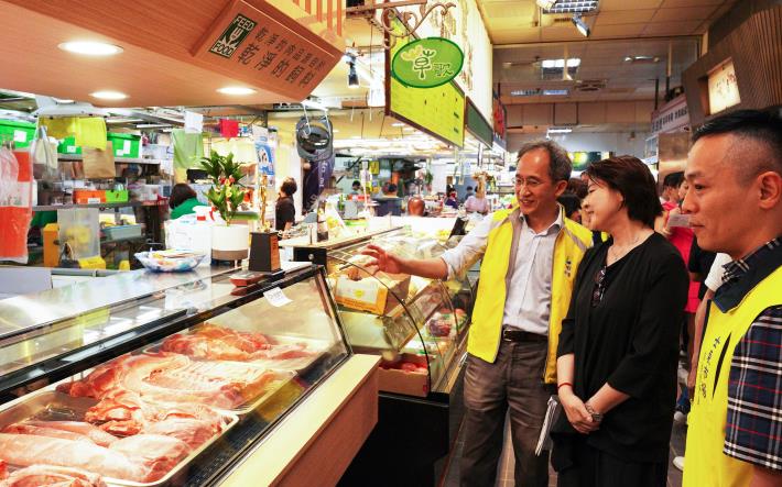 黃副市長珊珊走逛士東市場