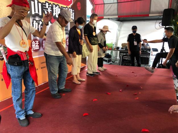 民眾參與擲筊遊戲