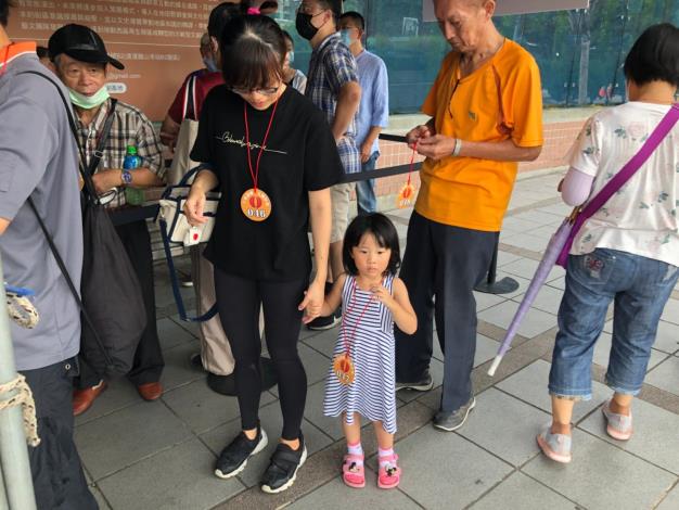許多民眾排隊參與擲筊遊戲