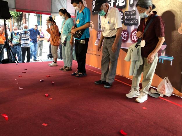 民眾參與擲筊遊戲3