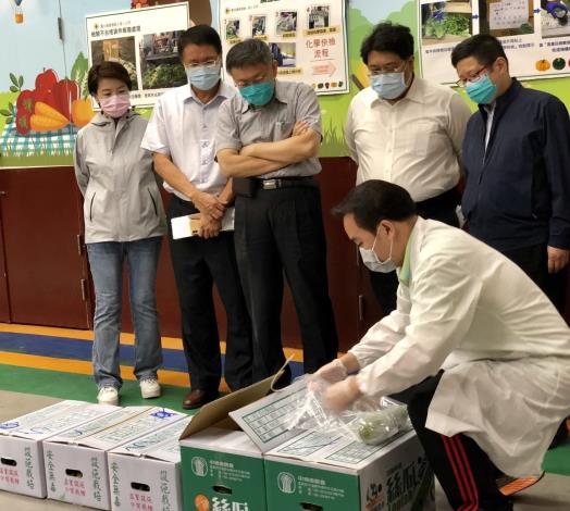 台北農產公司示範蔬果採樣，以便質譜化學快檢