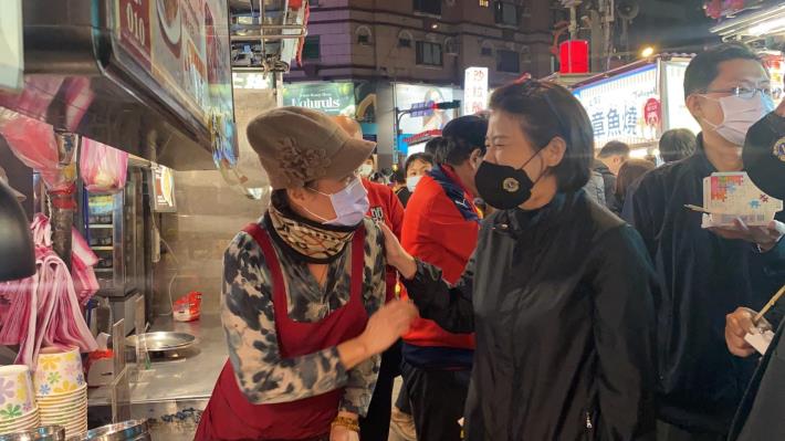 黃副市長珊珊與寧夏夜市攤商互動