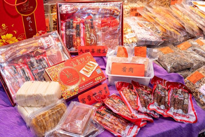 南門年菜採購月期間，眾多攤商也祭出優惠，如上海火腿推出3大禮盒，全面九折；詳細優惠資訊，請洽南門市場官方網站。