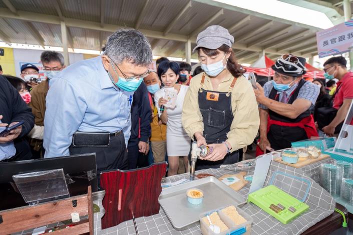 臺北傳統市場節邀集60多家傳統市場名攤齊聚圓山花博公園，柯文哲市長於現場巡視攤位