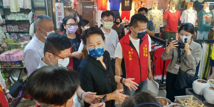 黃副市長視察北投市場-2