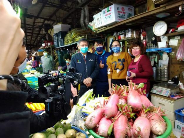 柯市長、黃副市長及林局長視察農產第一果菜批發市場及臺北漁類批發市場-8