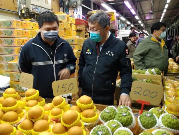 柯市長、黃副市長及林局長視察農產第一果菜批發市場及臺北漁類批發市場-4