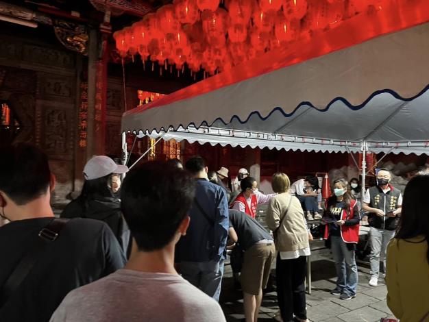 排隊兌換百貨券實況2