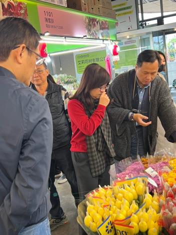 1140115-林副市長參與台北花市春節花卉推廣暨農特產品市集-3
