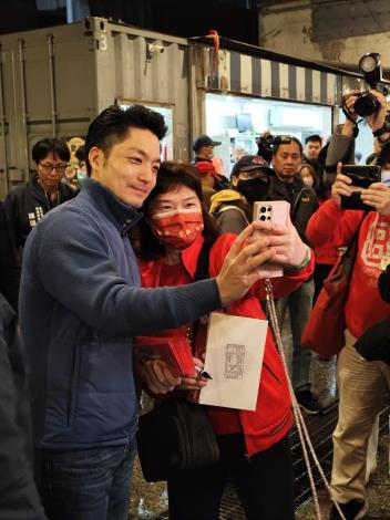 1140121-蔣市長春節前夕視察第一果菜及萬大魚類批發市場-11