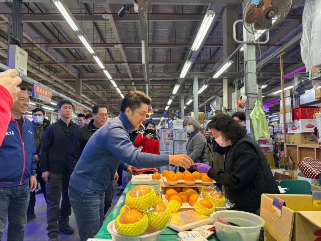 1140121-蔣市長春節前夕視察第一果菜及萬大魚類批發市場-3