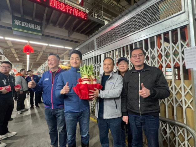 1140121-蔣市長春節前夕視察第一果菜及萬大魚類批發市場-4