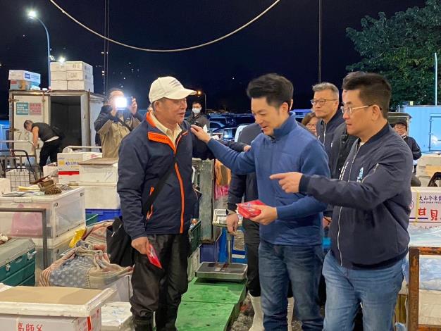 1140121-蔣市長春節前夕視察第一果菜及萬大魚類批發市場-10