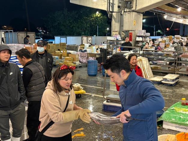 1140121-蔣市長春節前夕視察第一果菜及萬大魚類批發市場-9
