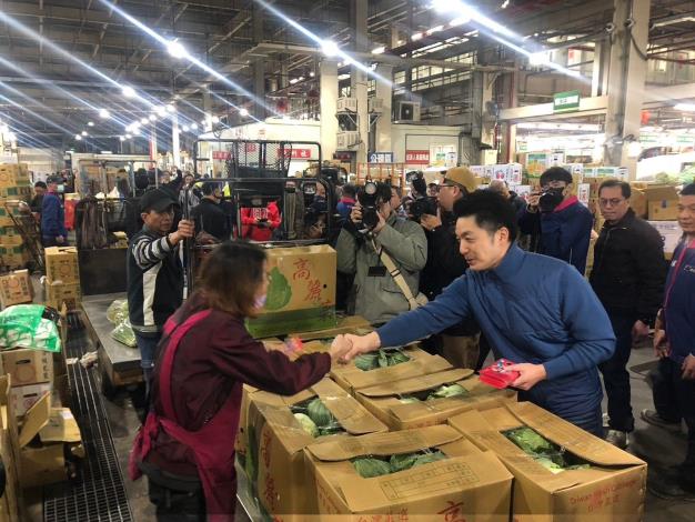 1140121-蔣市長春節前夕視察第一果菜及萬大魚類批發市場-2