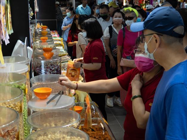 圖6：店家熱情招呼客人