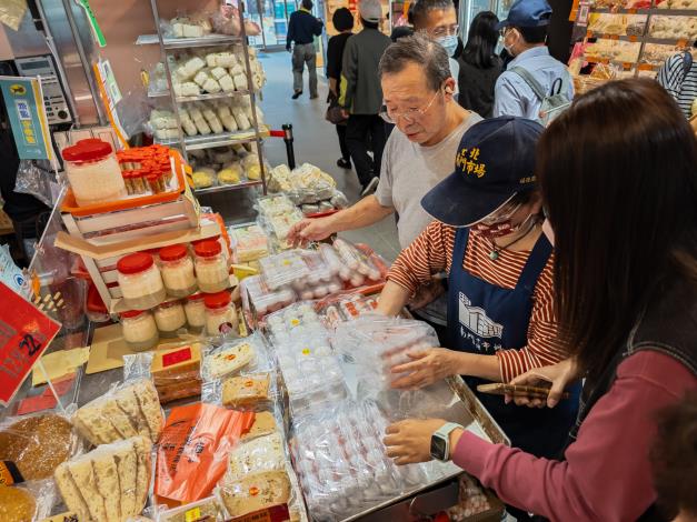 圖6：生意熱絡，讓店員的手幾乎沒停過