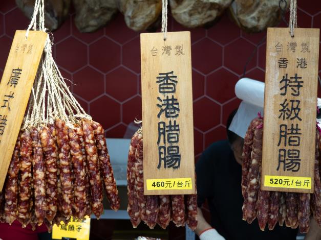 圖4：醒目的木牌吊飾，價格清楚透明