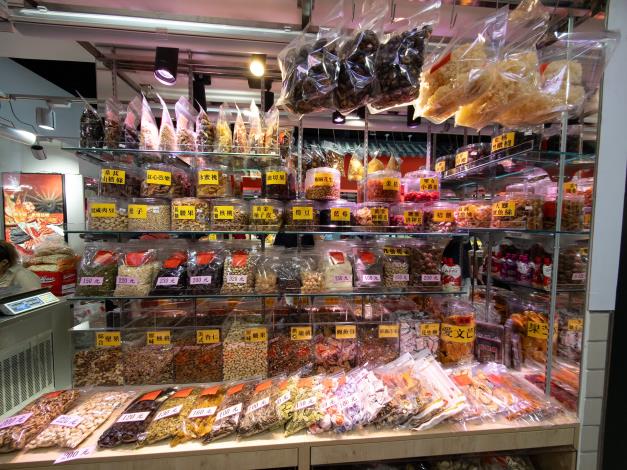 圖4：明亮的燈光下，讓每樣商品增添魅力