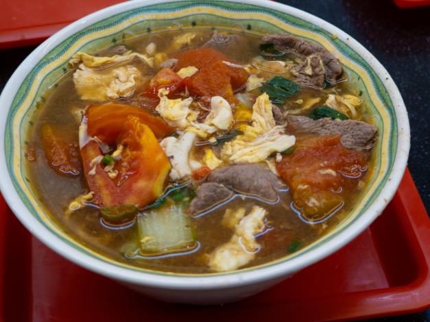 圖3：湯頭濃郁的番茄煮牛肉麵