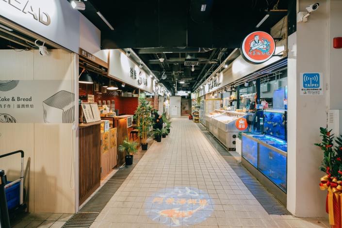 地下一樓是有如百貨公司般,嶄新明亮的生鮮賣場