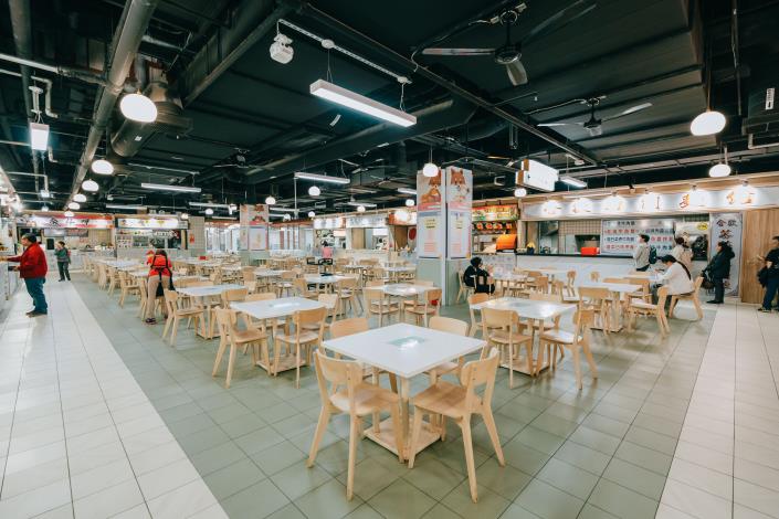 二樓開闊的美食區,設有方便的座位席。