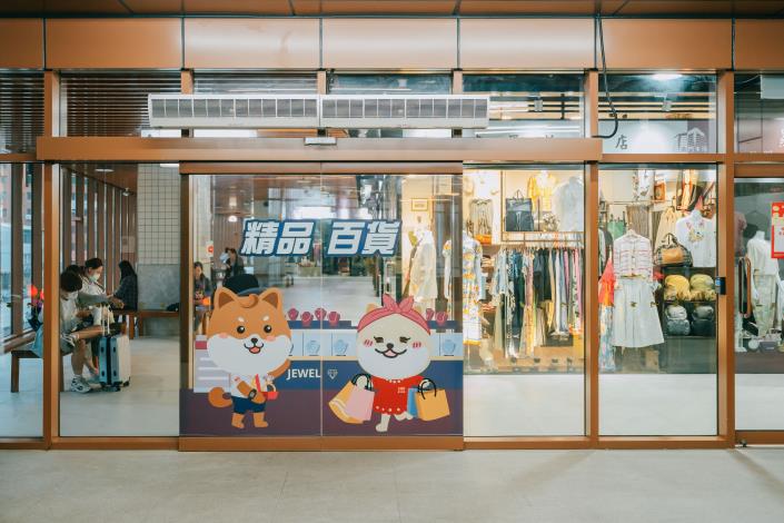 二樓的精品百貨區,還設置了休憩區。