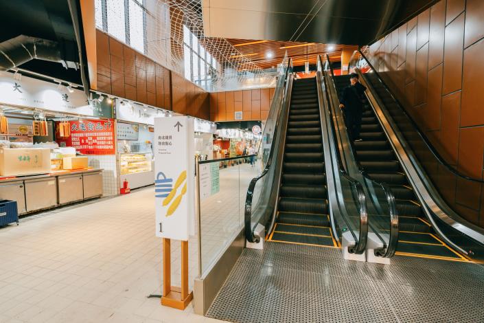 清楚的指標和電扶梯,讓消費者購物更便利。