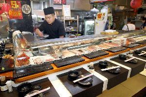阿吉師是士東市場裡最具人氣的立吞日本料理店